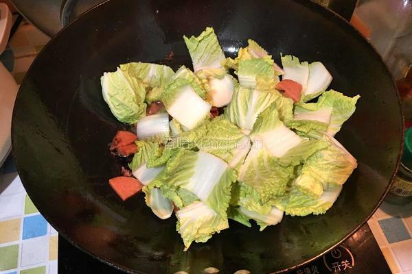 火腿肠炒芽白菜的做法图解3