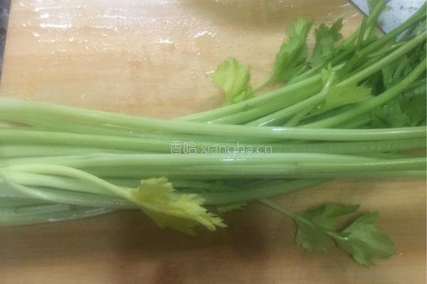 咸肉炒芹菜的做法图解1