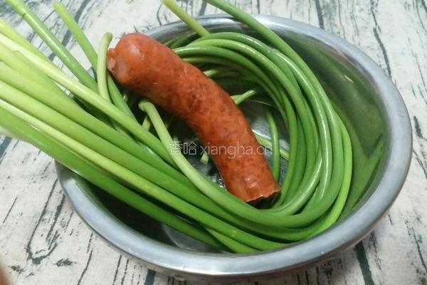 蒜苔炒火腿的做法图解1