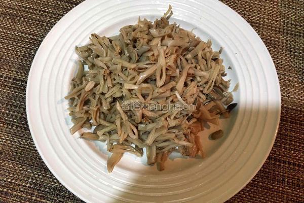 干扁豆丝炒肉的做法图解1