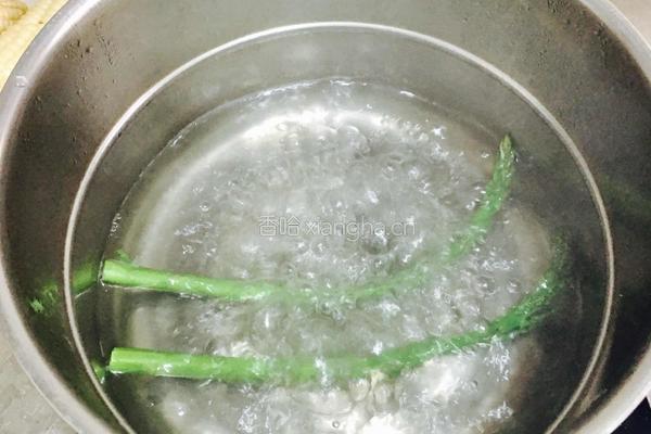 芦笋鸡蛋卷的做法图解2