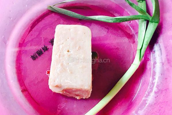 蒜苗炒粘山药豆腐的做法图解1