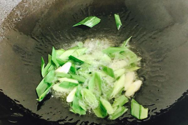 蒜苗炒粘山药豆腐的做法图解7
