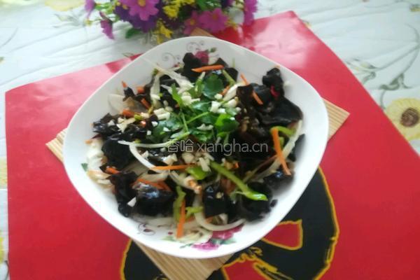 洋葱拌木耳的做法图解1