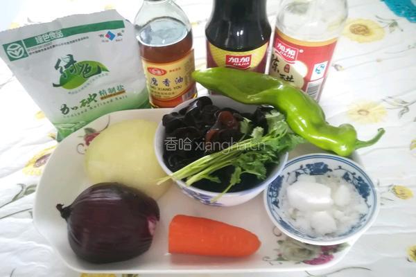洋葱拌木耳的做法图解2