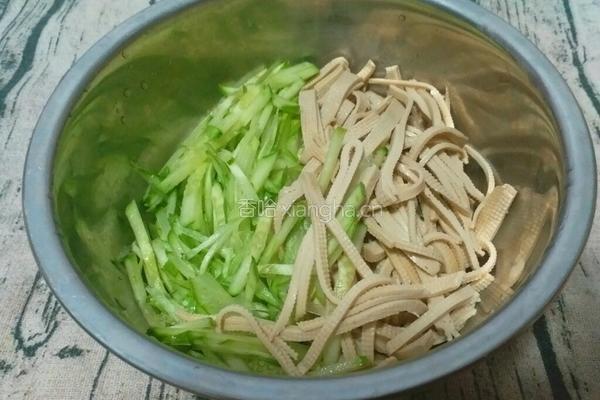 黄瓜拌豆片的做法图解3