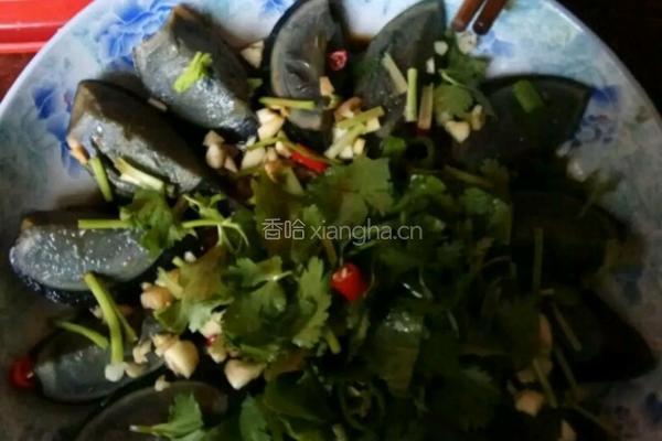 香菜拌皮蛋的做法图解1