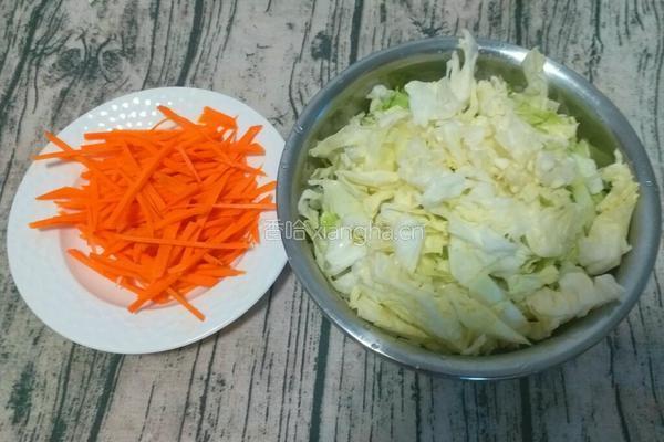 圆白菜炒肉的做法图解2