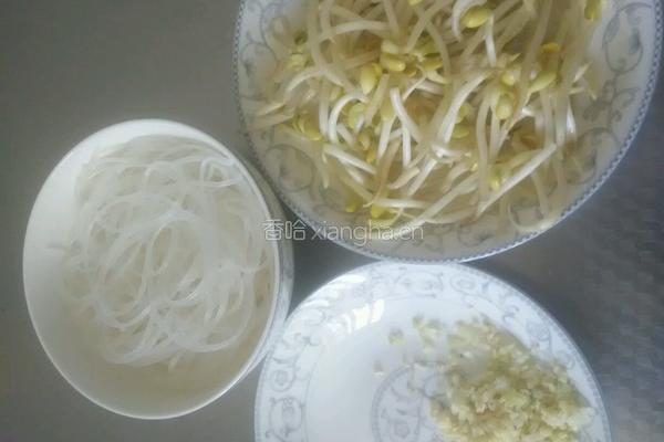豆芽炒粉条的做法图解1
