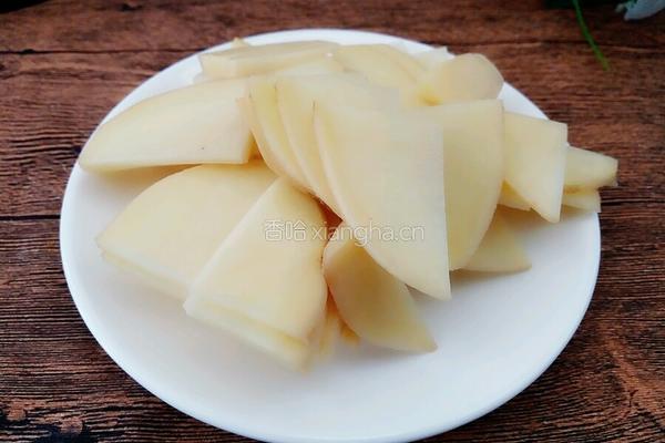 冻豆腐炒土豆片的做法图解1