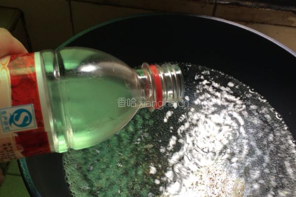 凉拌豆芽的做法图解1