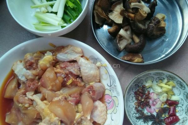 香菇闷鸡肉的做法图解1