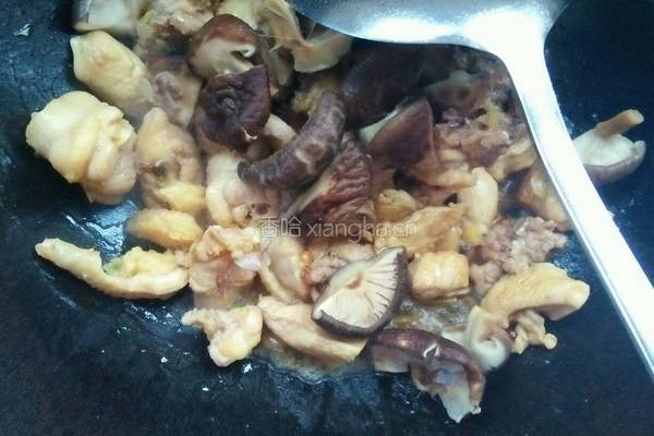 香菇闷鸡肉的做法图解4