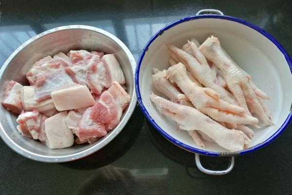红烧鸡爪五花肉的做法图解1