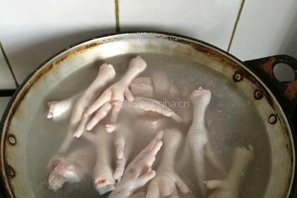 红烧鸡爪五花肉的做法图解2