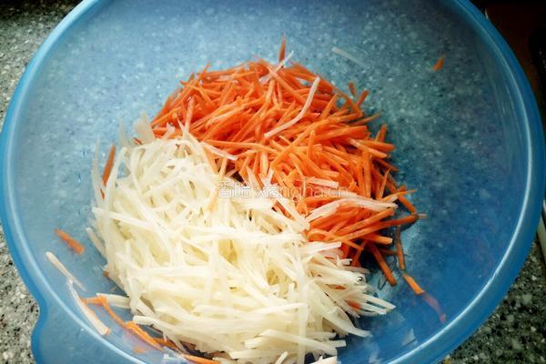 胡萝卜土豆丝饼的做法图解1