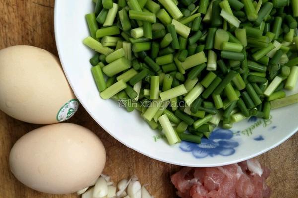 蒜台肉丁炒鸡蛋的做法图解1