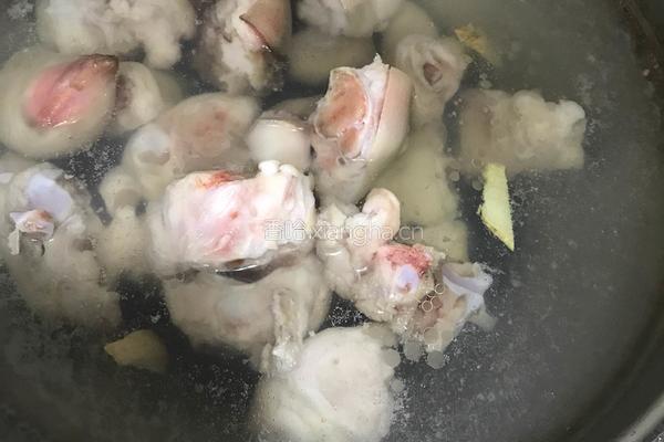 黄豆炖猪蹄的做法图解1