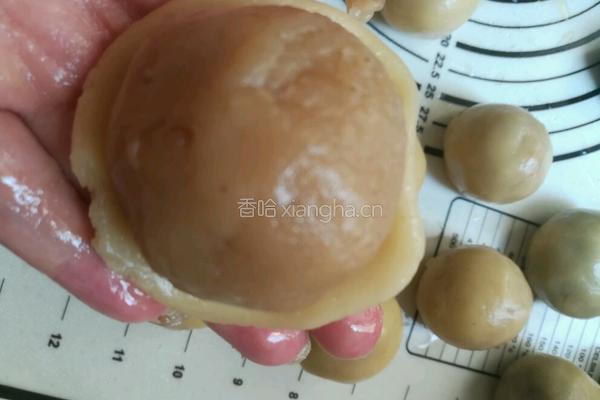 广式蛋黄月饼的做法图解9