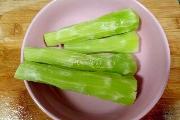 凉拌莴笋杆的做法图解1