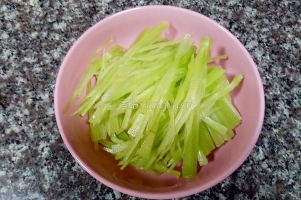 凉拌莴笋杆的做法图解3