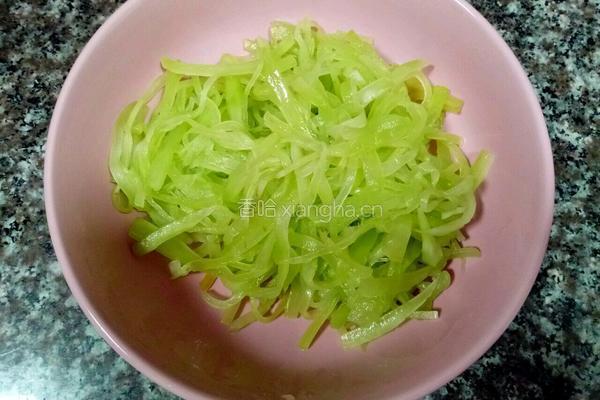 凉拌莴笋杆的做法图解4