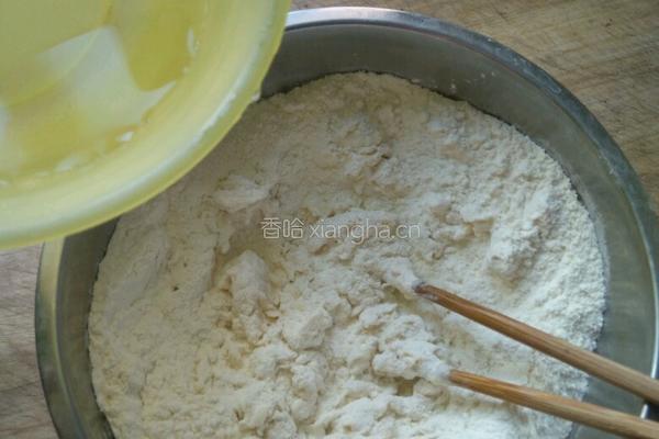 西葫芦黑木耳鸡蛋锅贴的做法图解1