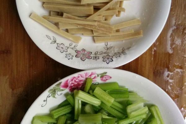 芹菜炒豆干的做法图解1