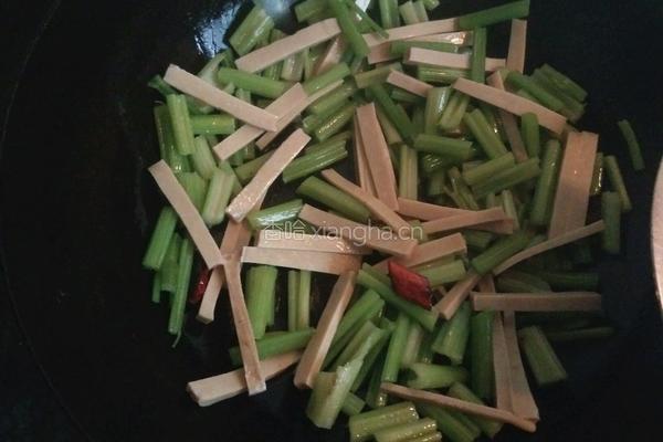 芹菜炒豆干的做法图解4