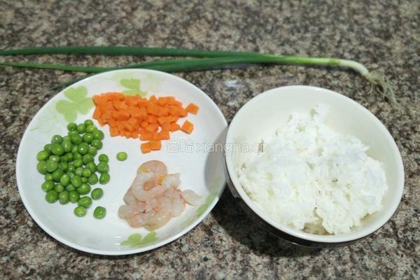 豌豆虾仁炒饭的做法图解1