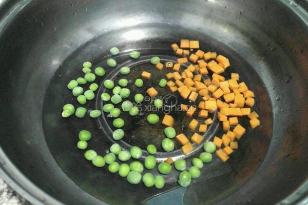 豌豆虾仁炒饭的做法图解2