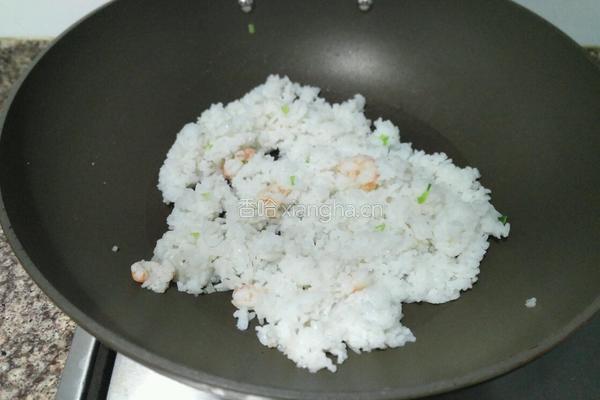 豌豆虾仁炒饭的做法图解7