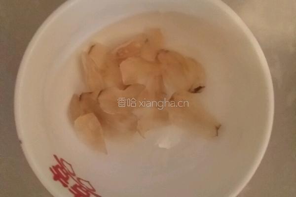 银耳莲子羹的做法图解1
