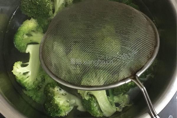 西兰花番茄炒肉的做法图解4
