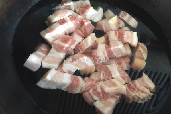 红烧肉炖鹌鹑蛋的做法图解2