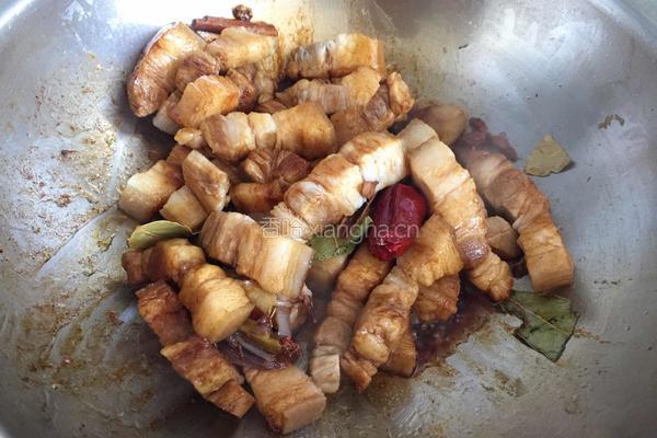 红烧肉炖鹌鹑蛋的做法图解4