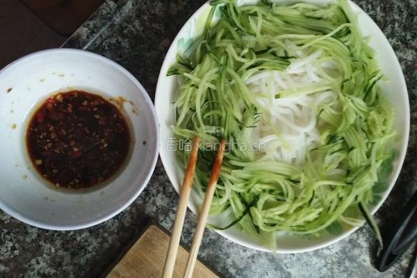 青瓜丝撸粉的做法图解1