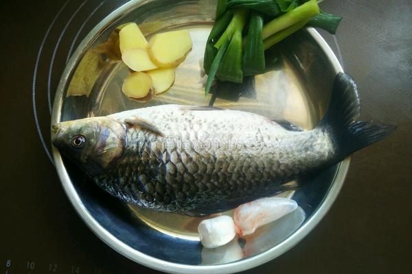 菌菇豆腐鲫鱼汤的做法图解1