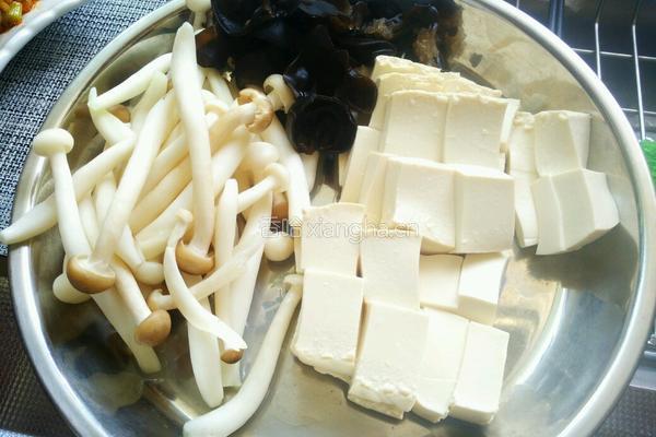菌菇豆腐鲫鱼汤的做法图解2