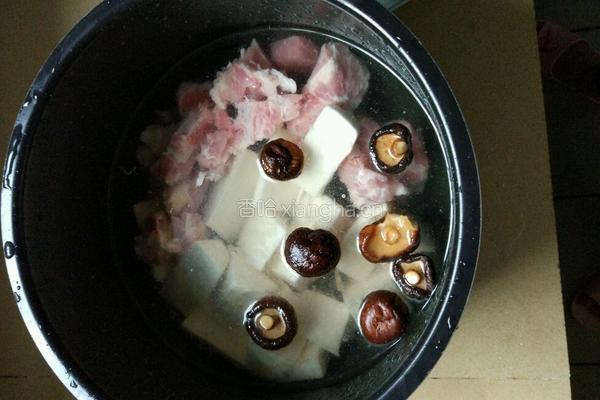 淮山香菇排骨汤的做法图解2