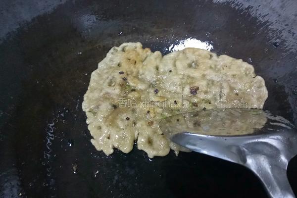 叶鱼肉渣葱香饼的做法图解2