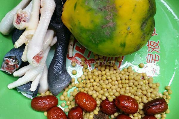 黄豆木瓜鸡脚汤的做法图解1