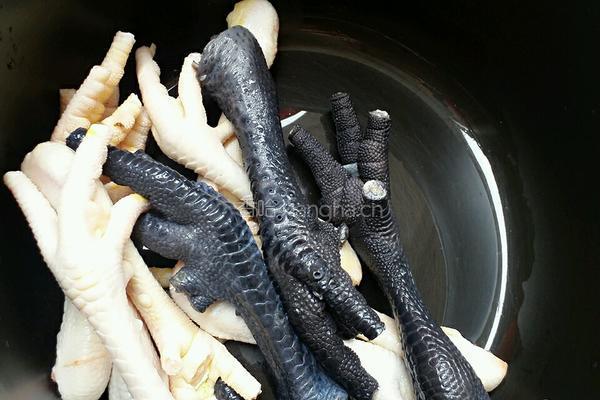 黄豆木瓜鸡脚汤的做法图解2
