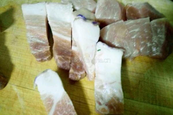 红烧肉煲鸡腿的做法图解1