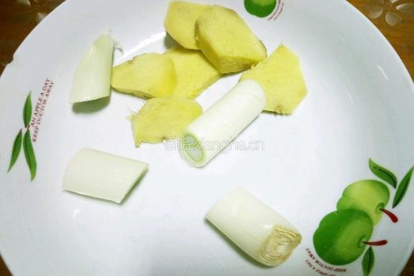 红烧肉煲鸡腿的做法图解2