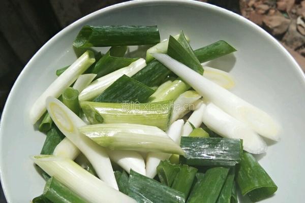 小葱炒甜肠的做法图解3