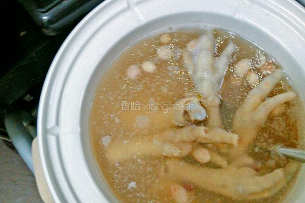 瑶柱尤鱼干红豆花生鸡脚汤的做法图解5