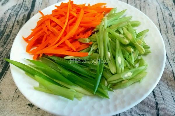 豆角炒拉皮的做法图解2