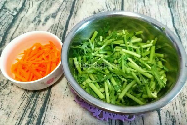 茼蒿炒肉的做法图解2