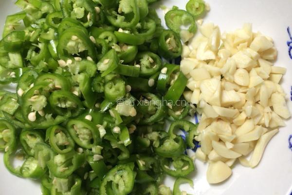 青椒炒通菜梗的做法图解2
